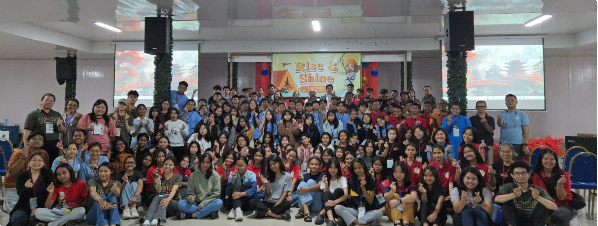 Foto bersama seluruh peserta dan panitia acara Rise and Shine di Gereja Santo Thomas Rasul