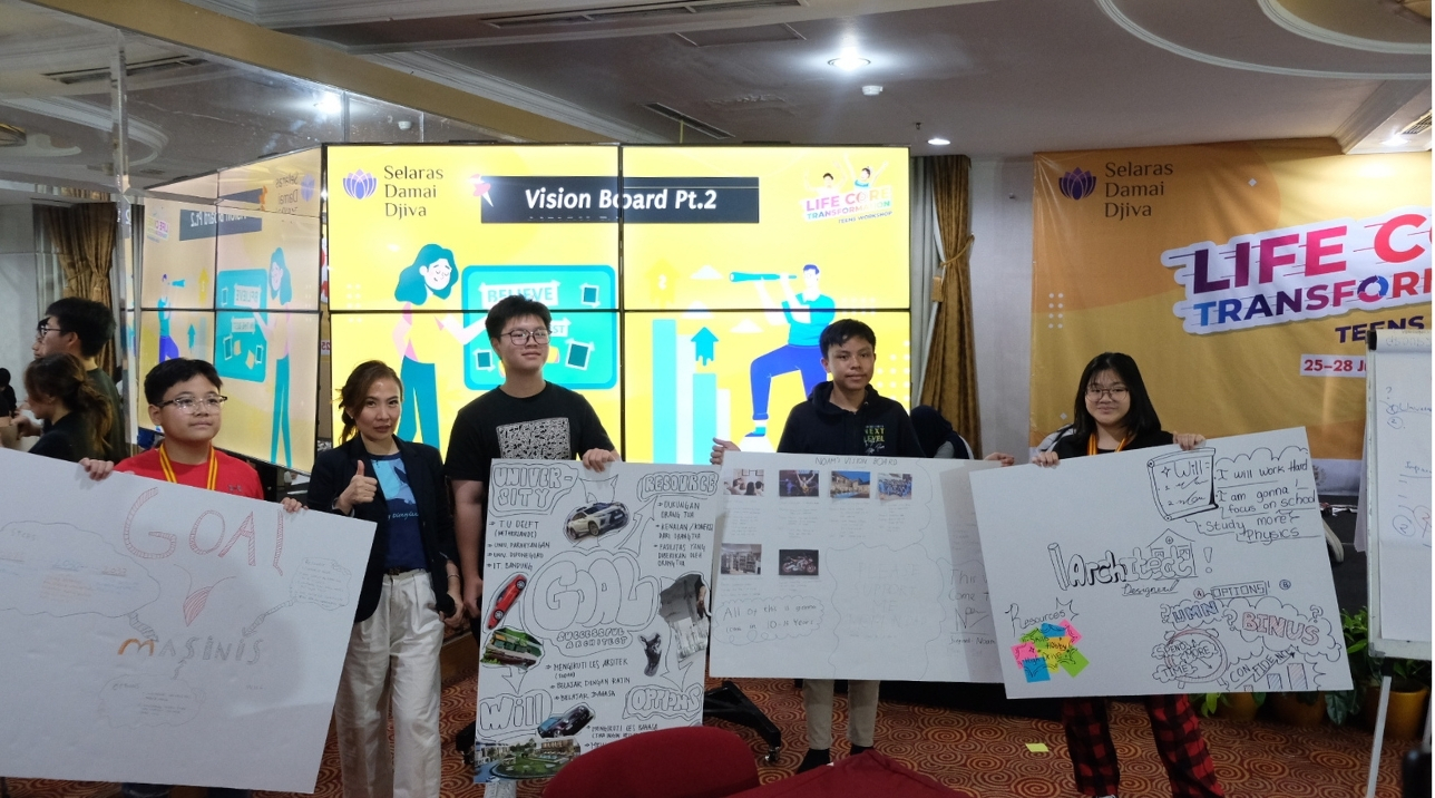 Pembicara sedang mempresentasikan materi di hadapan peserta berbaju merah