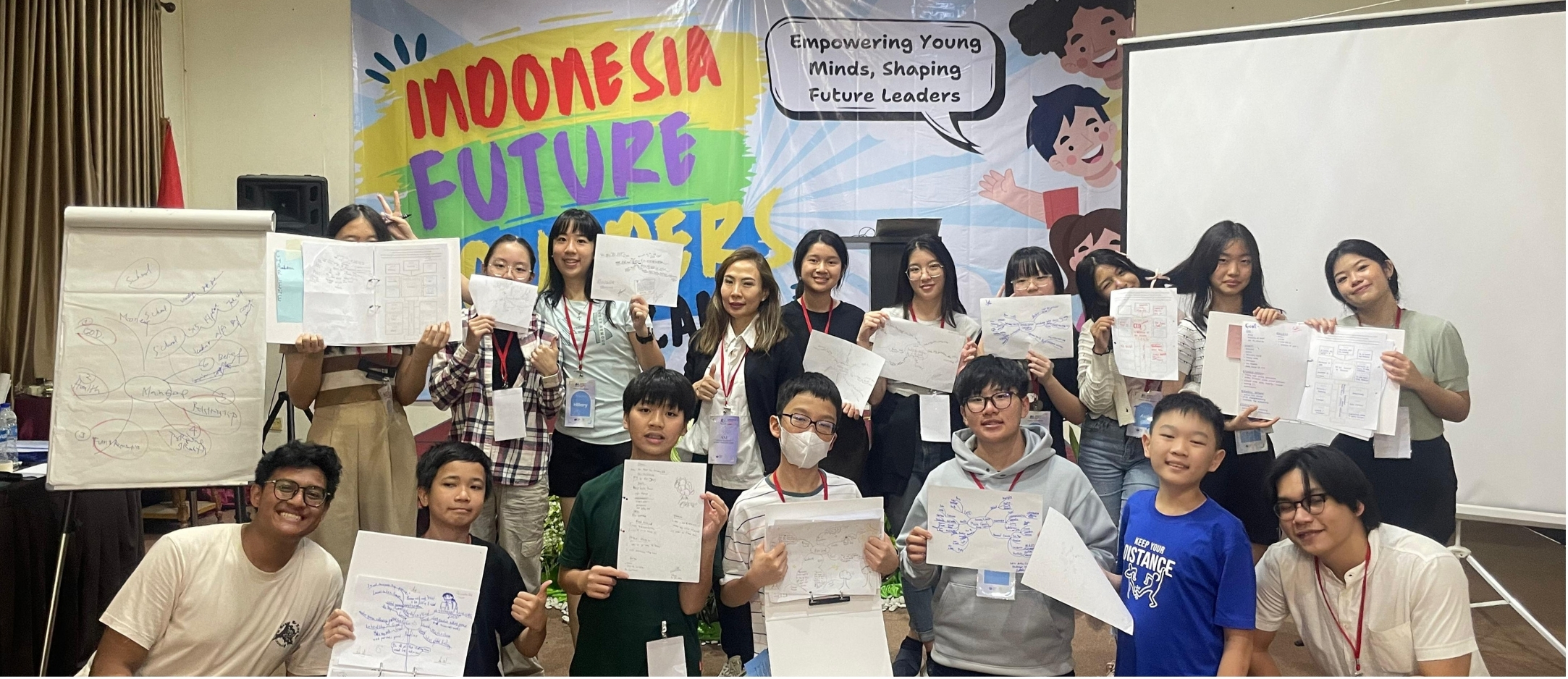 Pembicara sedang mempresentasikan materi di hadapan peserta berbaju merah